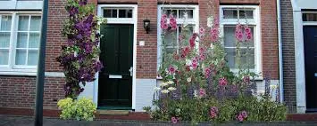 Geveltuin met bloemen