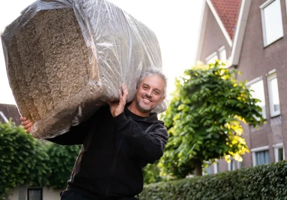 Man met isolatiemateriaal