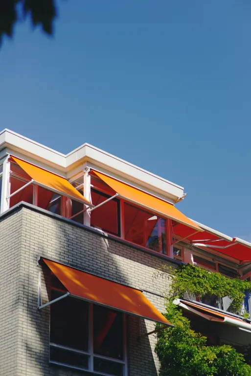 Zonnescherm en groen houden huis koel