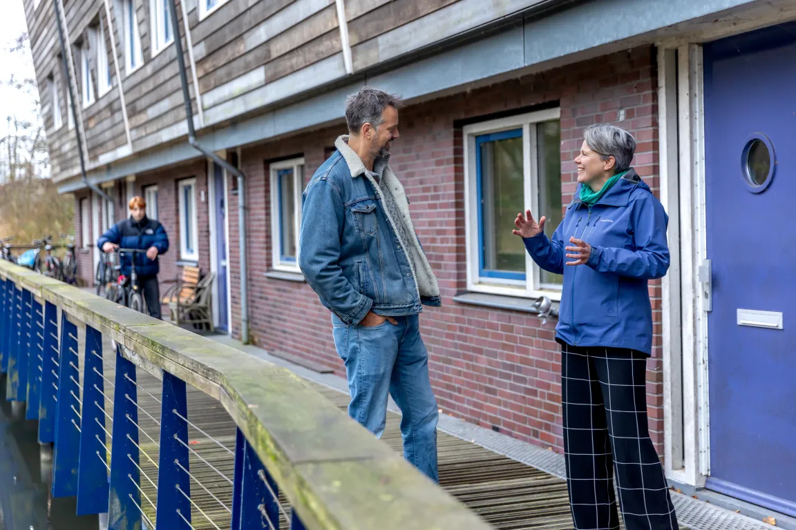 Buren met elkaar in gesprek 