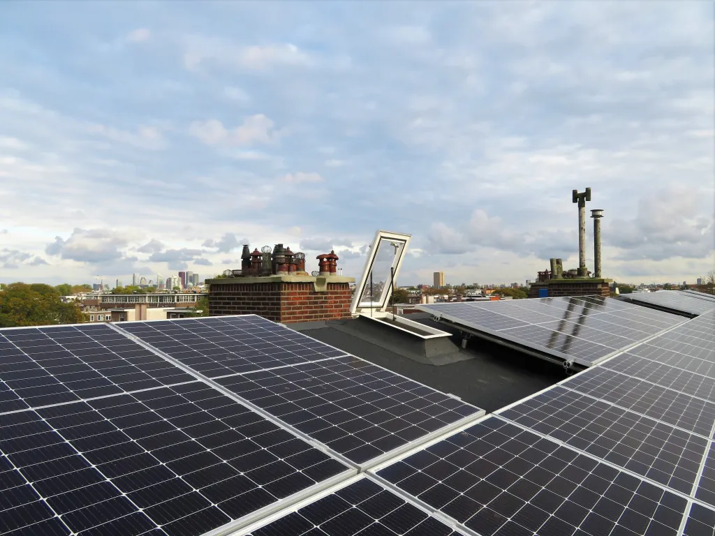 Zonnepanelen op een dak