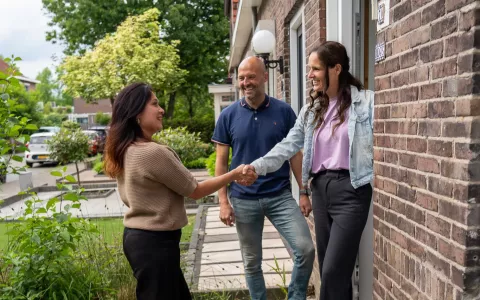 Duurzame Huizen Route - handen schudden bij de deur