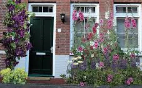 Geveltuin met bloemen