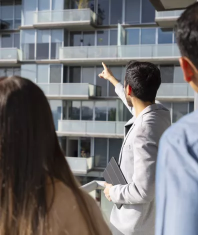 Bewoners bespreken plannen voor het energiezuiniger maken van hun VvE