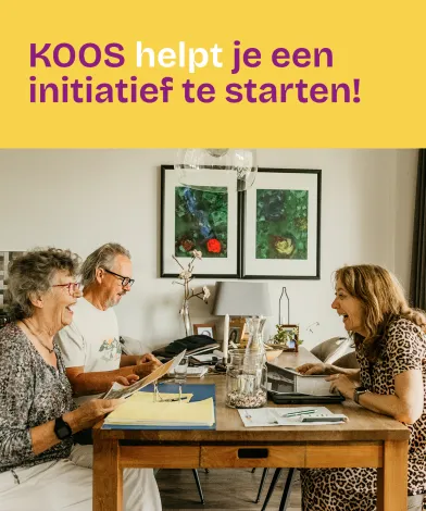 Drie personen in gesprek aan tafel