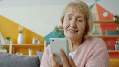 Vrouw kijkt op telefoon