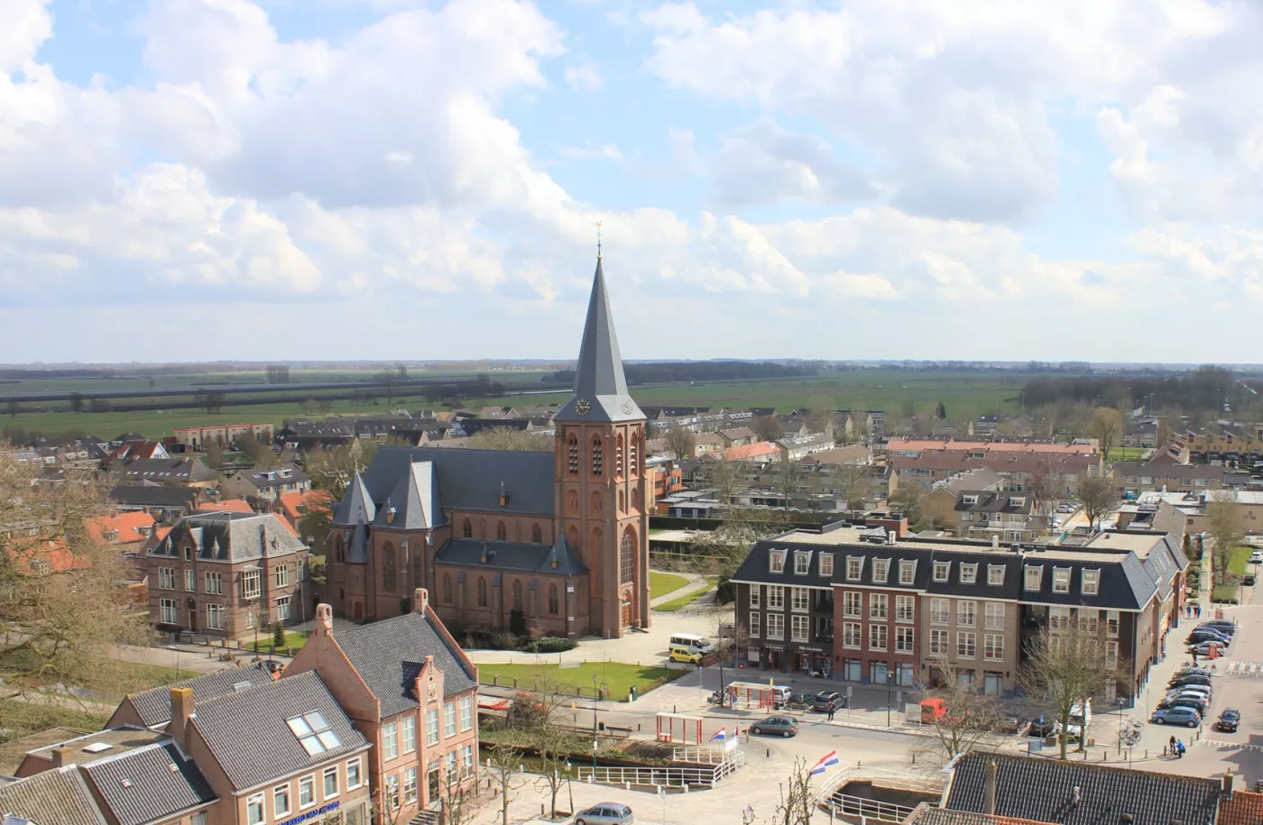 Luchtfoto van het dorpsplein van Benschop