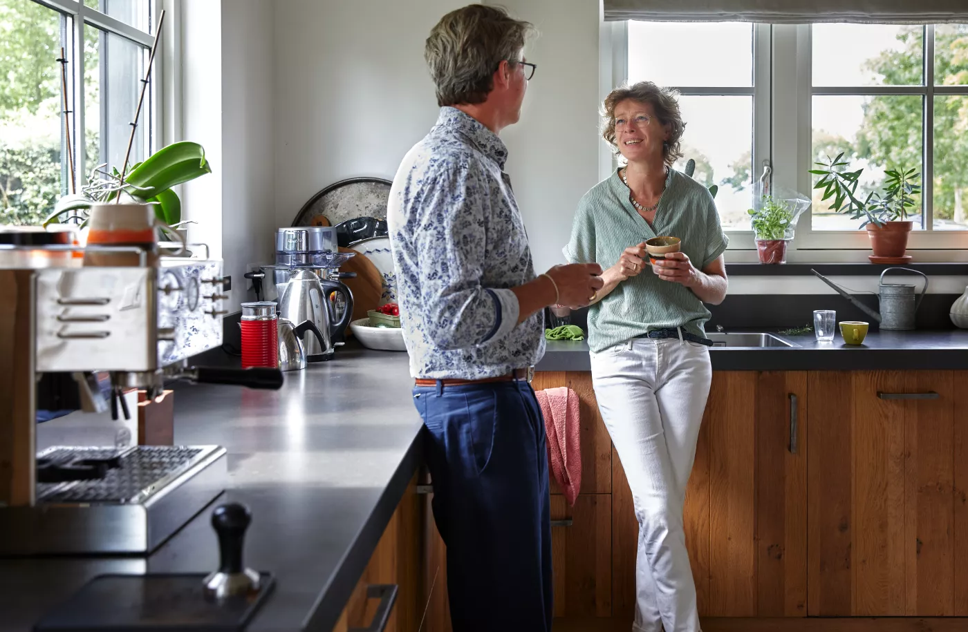 Stel praat in de keuken met elkaar