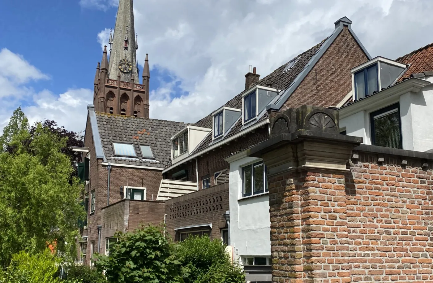De stadsmuur in IJsselstein - zicht op de kerk