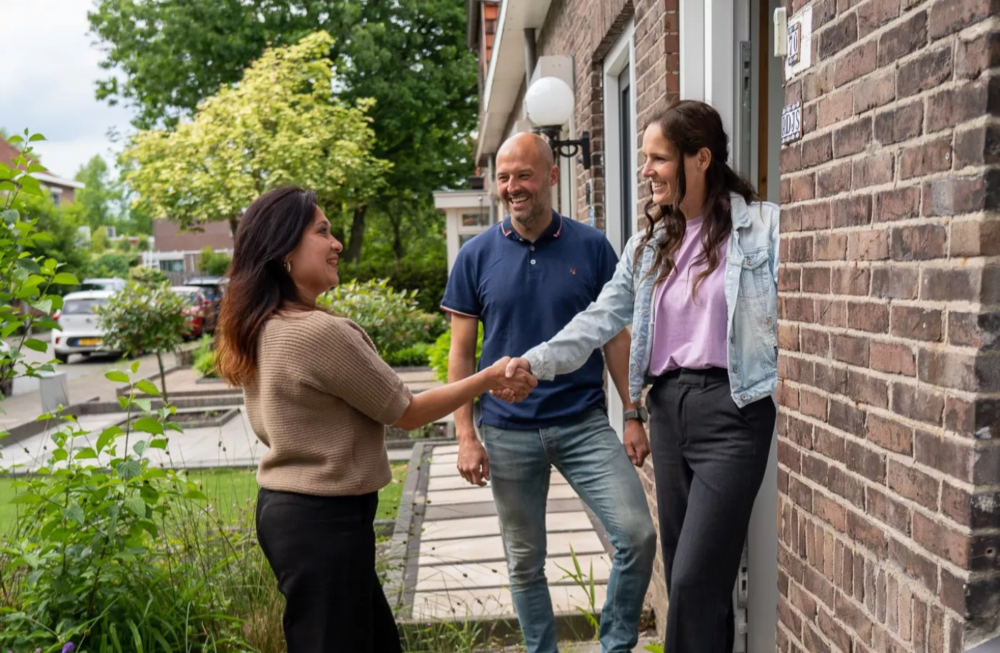 Duurzame Huizen Route - handen schudden bij de deur