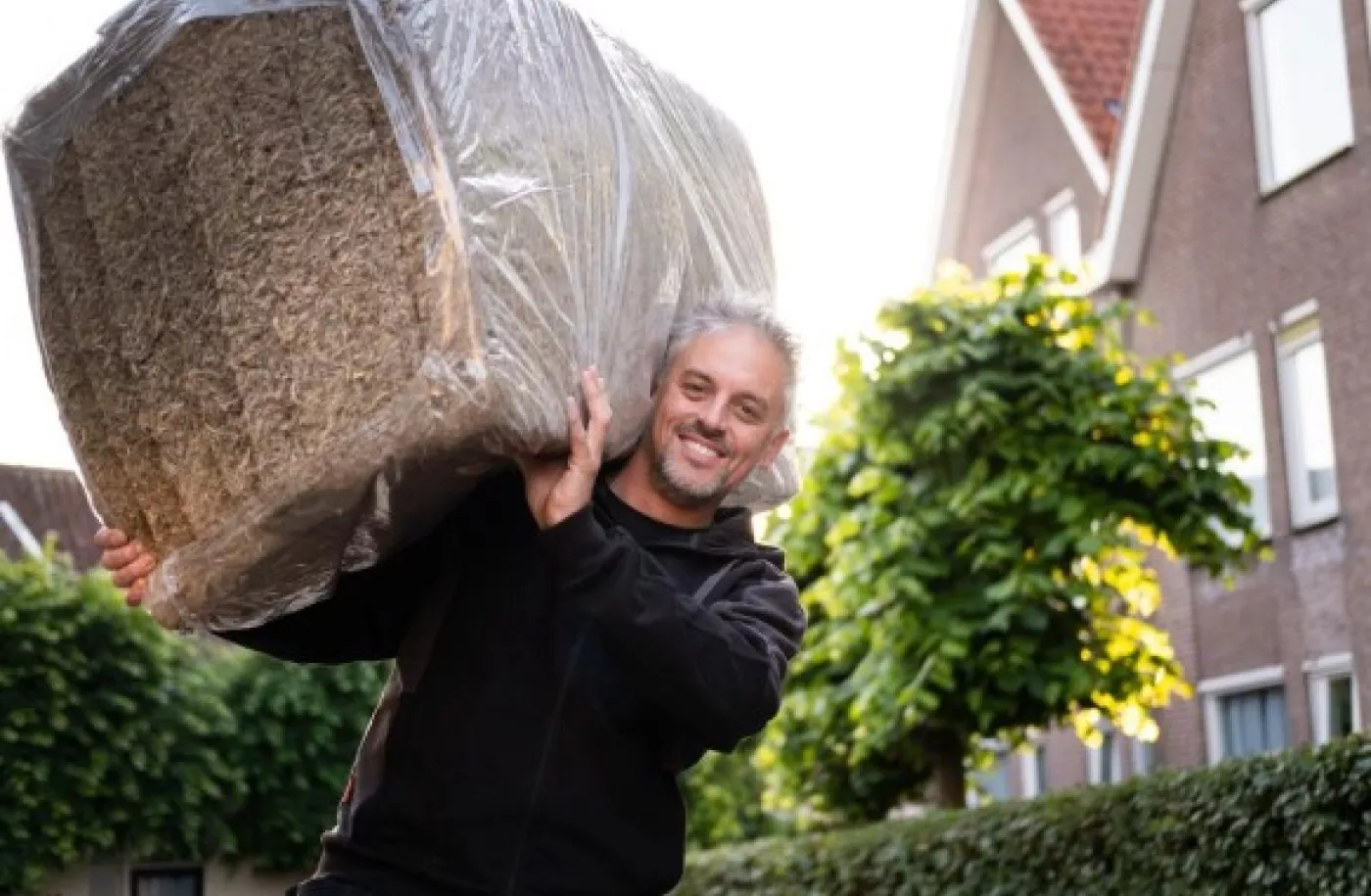 Man met isolatiemateriaal