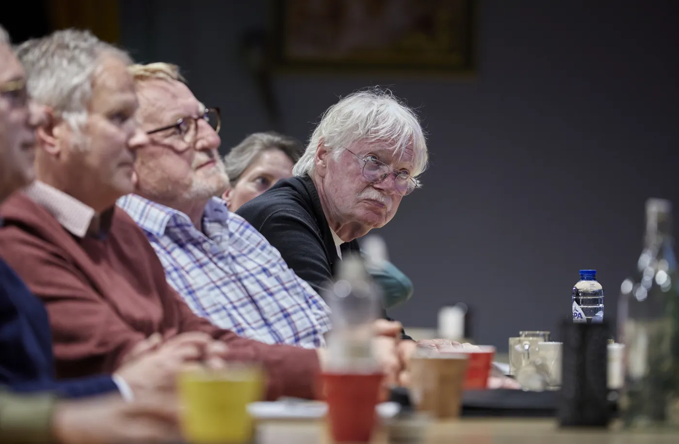 Bewoners luisteren naar presentatie