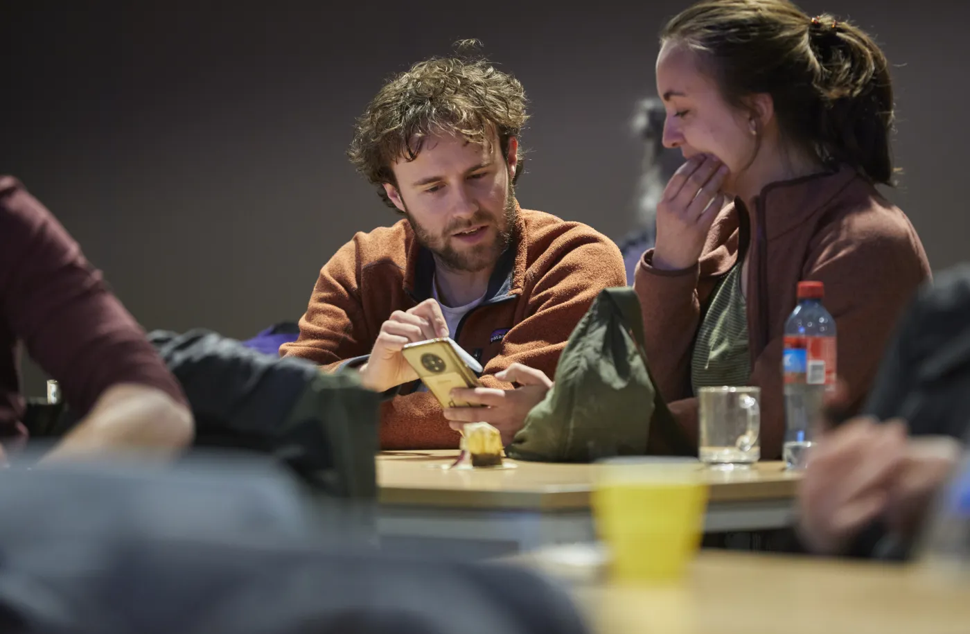 Man en vrouw in gesprek aan tafel