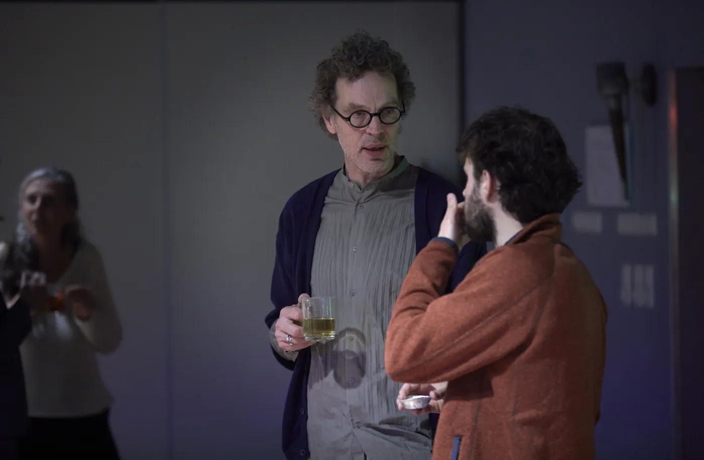 Twee mannen staand in gesprek