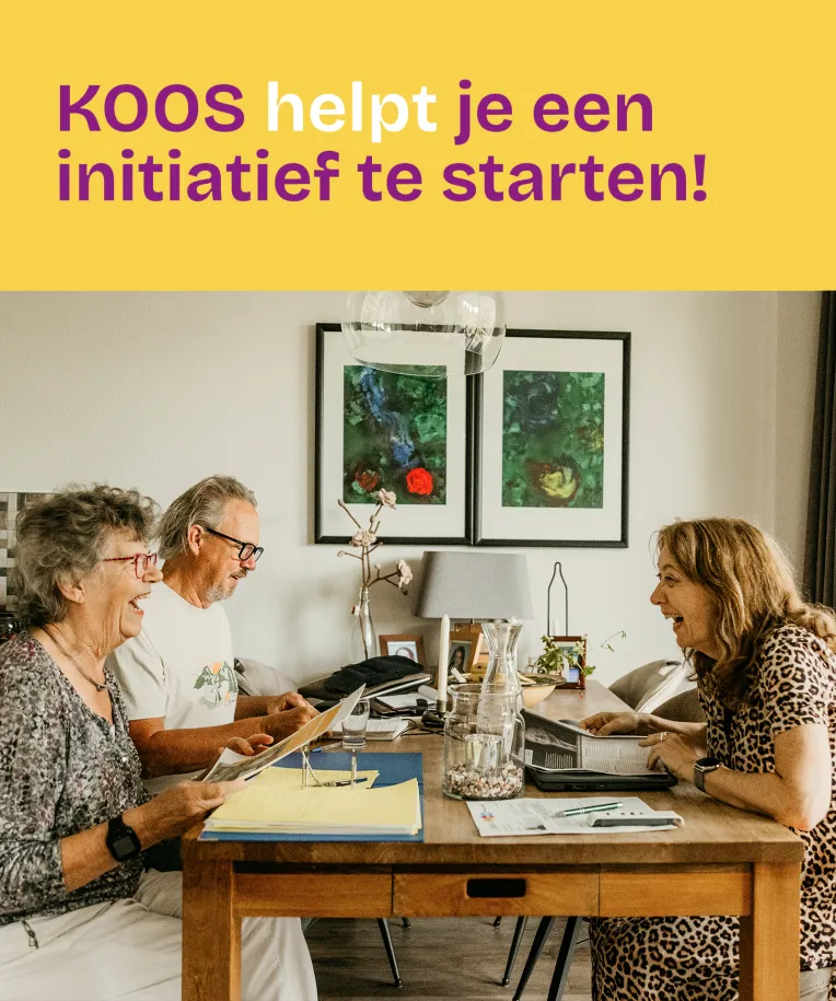 Drie personen in gesprek aan tafel