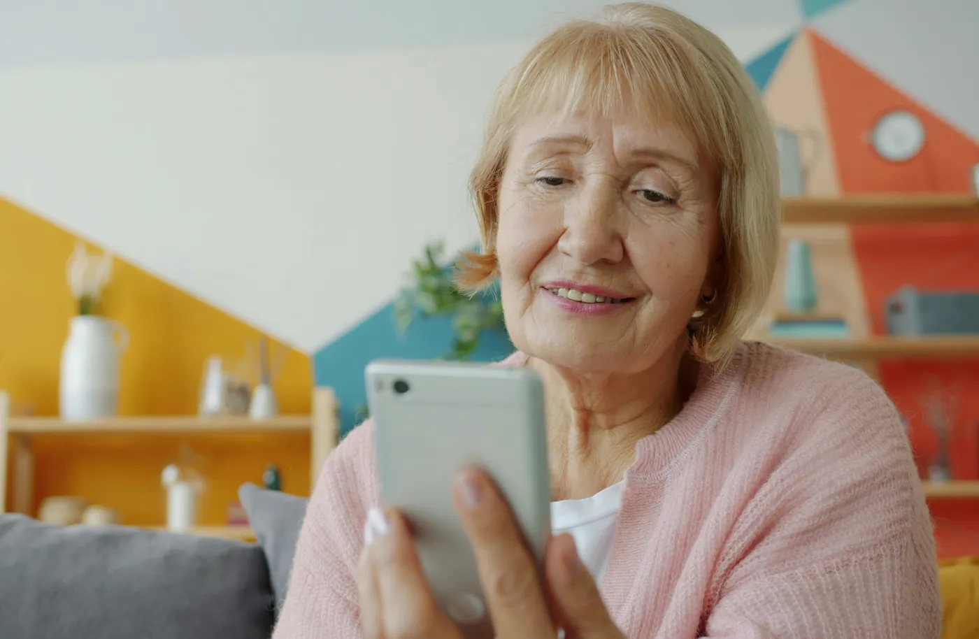 Vrouw kijkt op telefoon