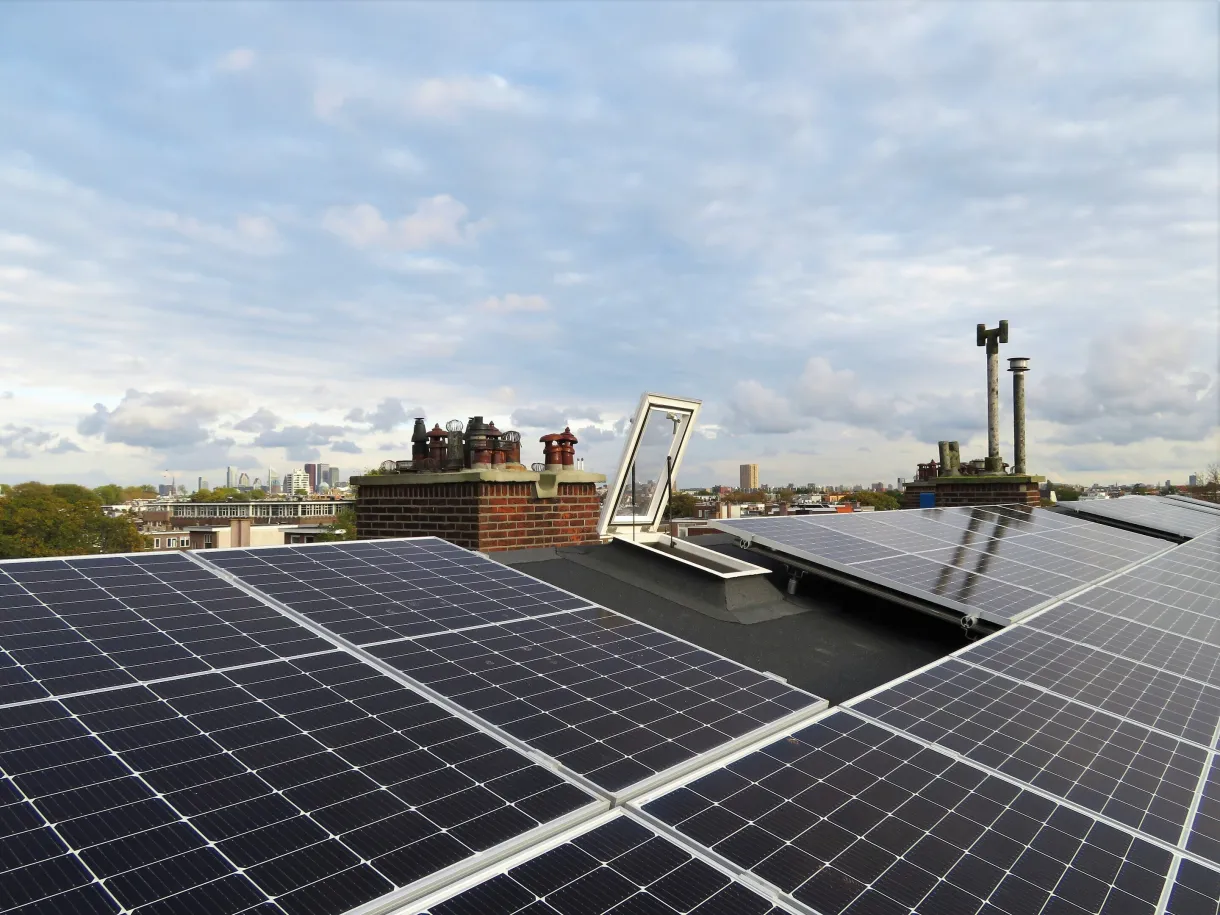 Zonnepanelen op een dak