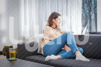 Subsidies en leningen vrouw op bank met laptop