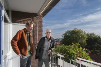 VvE verduurzaming - Hugo en Huddie op het balkon