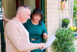 bewoners bij de voordeur