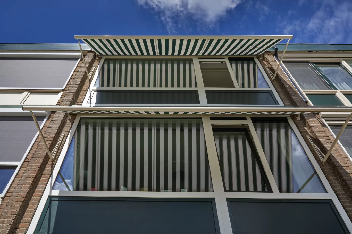 De geïsoleerde ramen van de woning van Cintha