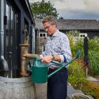 Hans en Annelies vangen regenwater op