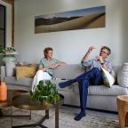 Hans en Annelies in hun woonkamer