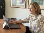 Claudia van VvE Bachweg achter haar laptop